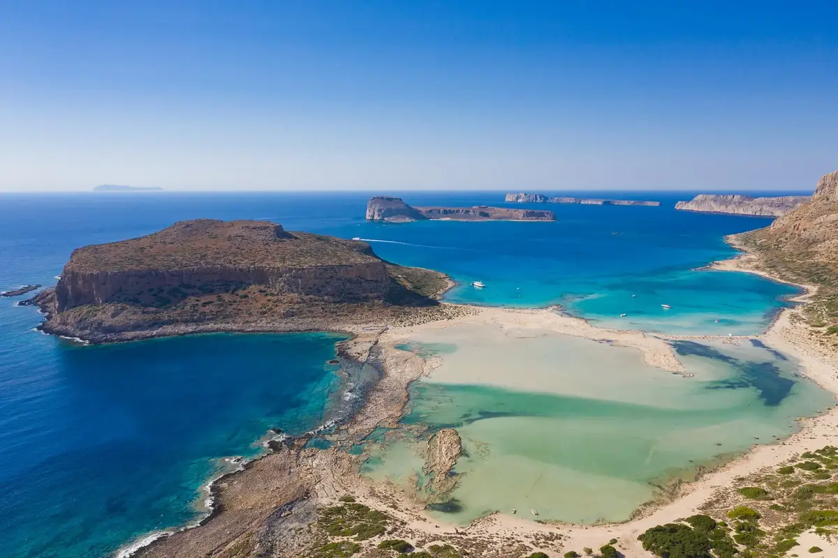 Flygvy över Balos strand och lagun i västra Kreta