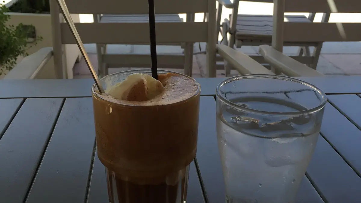 Frappe på café i Chania