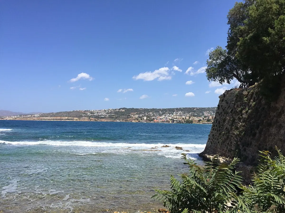 Strand i Chania som illustration till badsäsongen