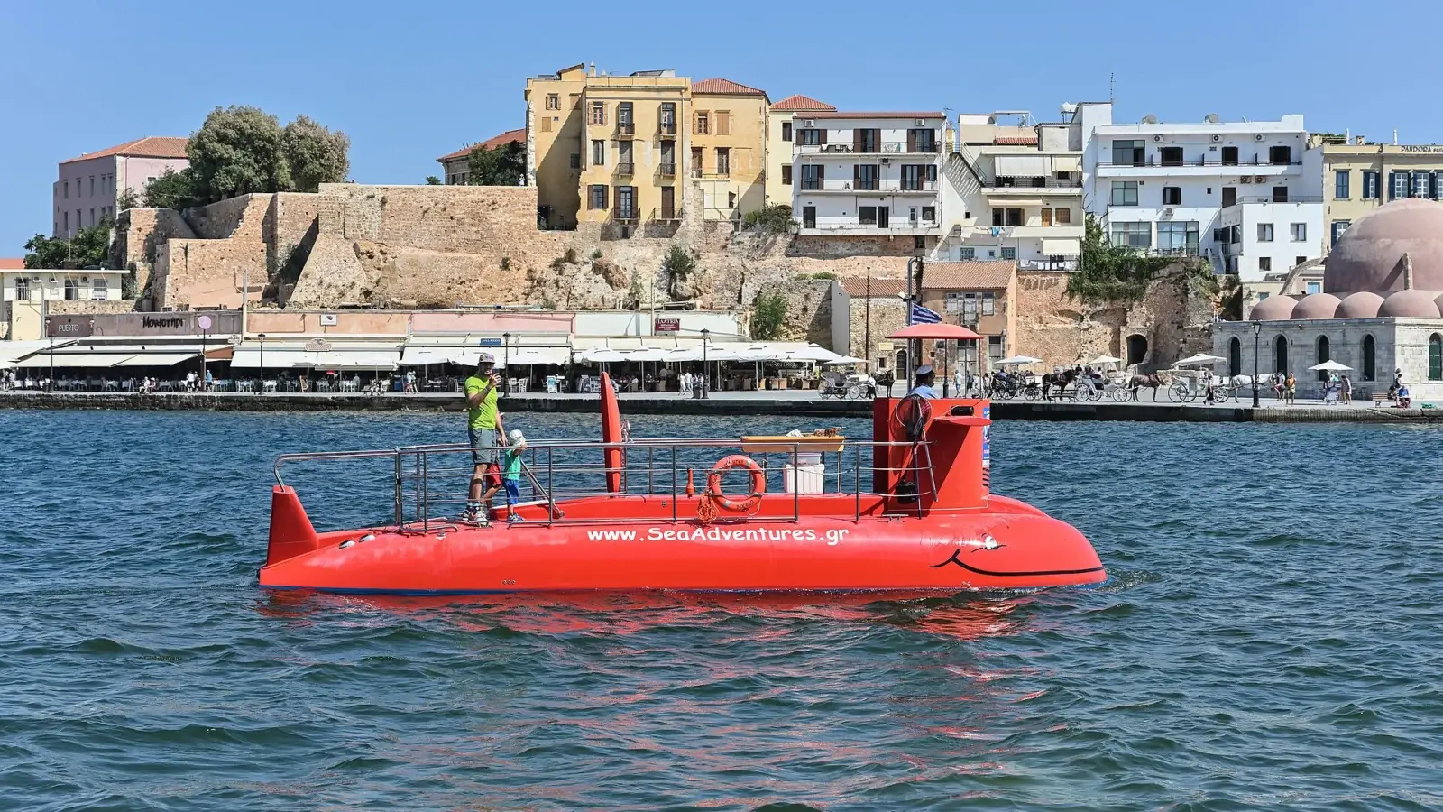 Turistbåt i gamla hamnen i Chania