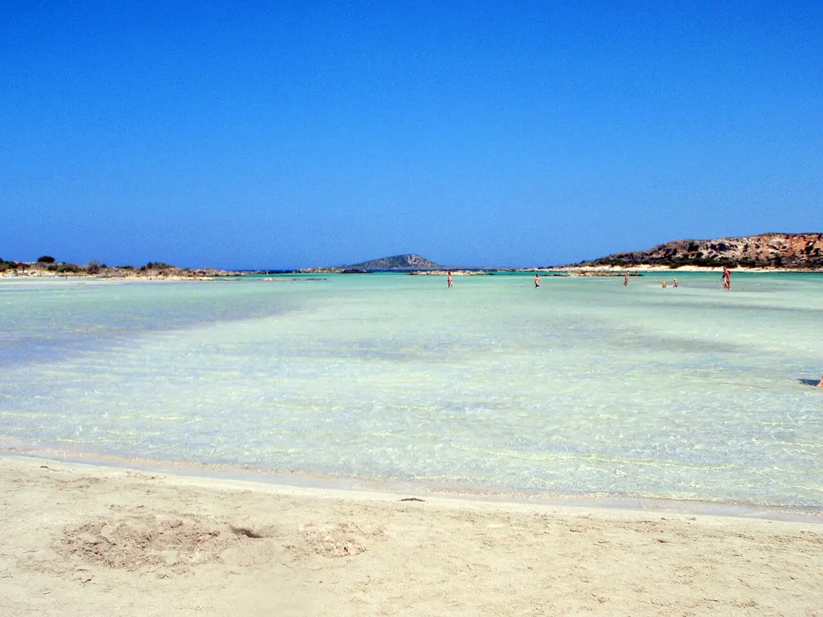 Turkost grunt vatten och sand vid Elafonissi på Kreta