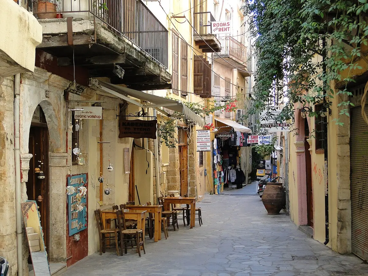 Gata i Chania med butiker och balkonger