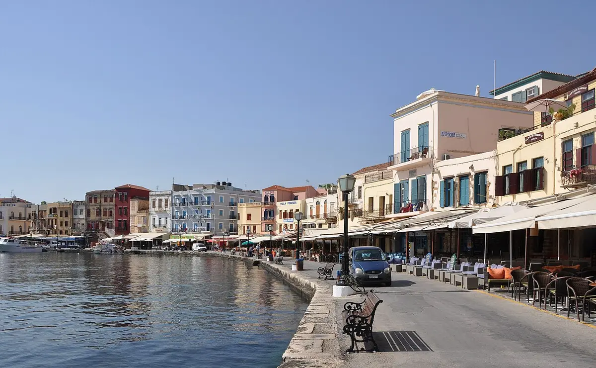Vy över den gamla hamnen i Chania