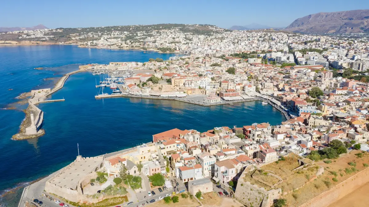 Flygvy över gamla stan och kusten i Chania på Kreta