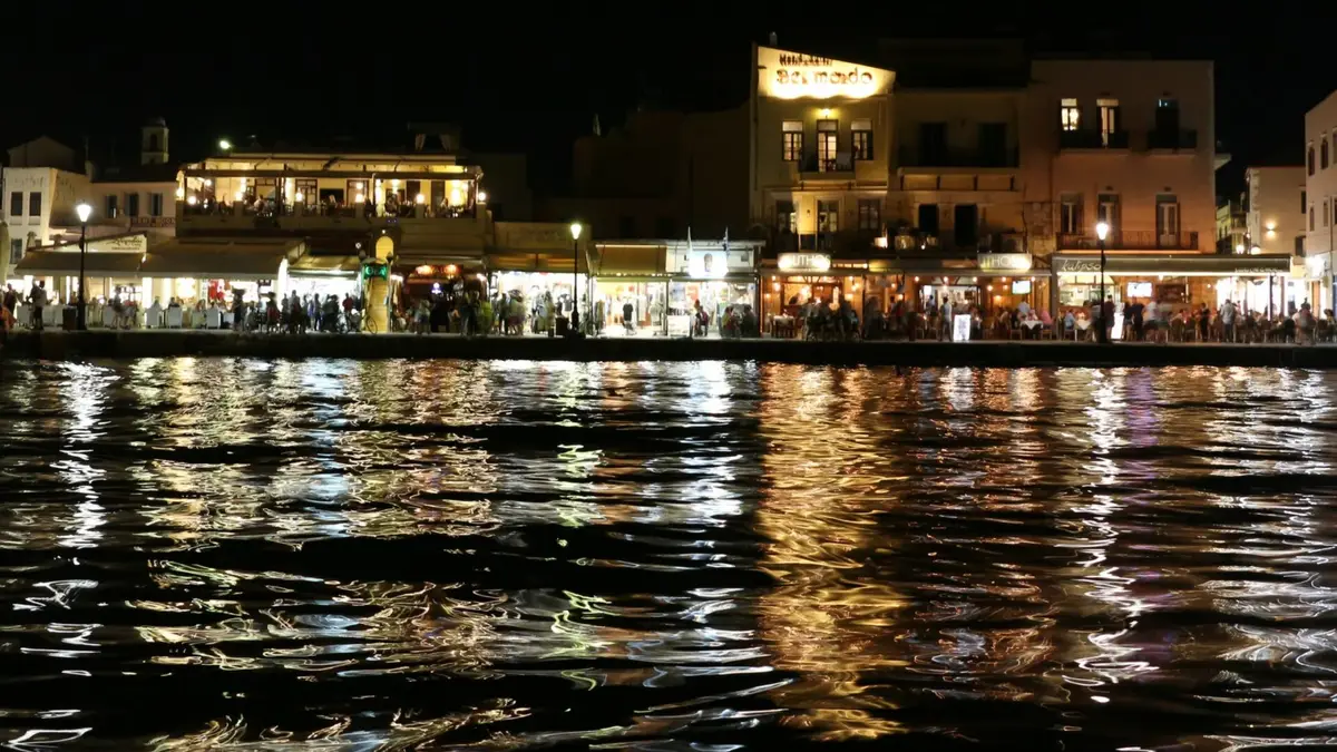 Chanias gamla venetianska hamn på kvällen
