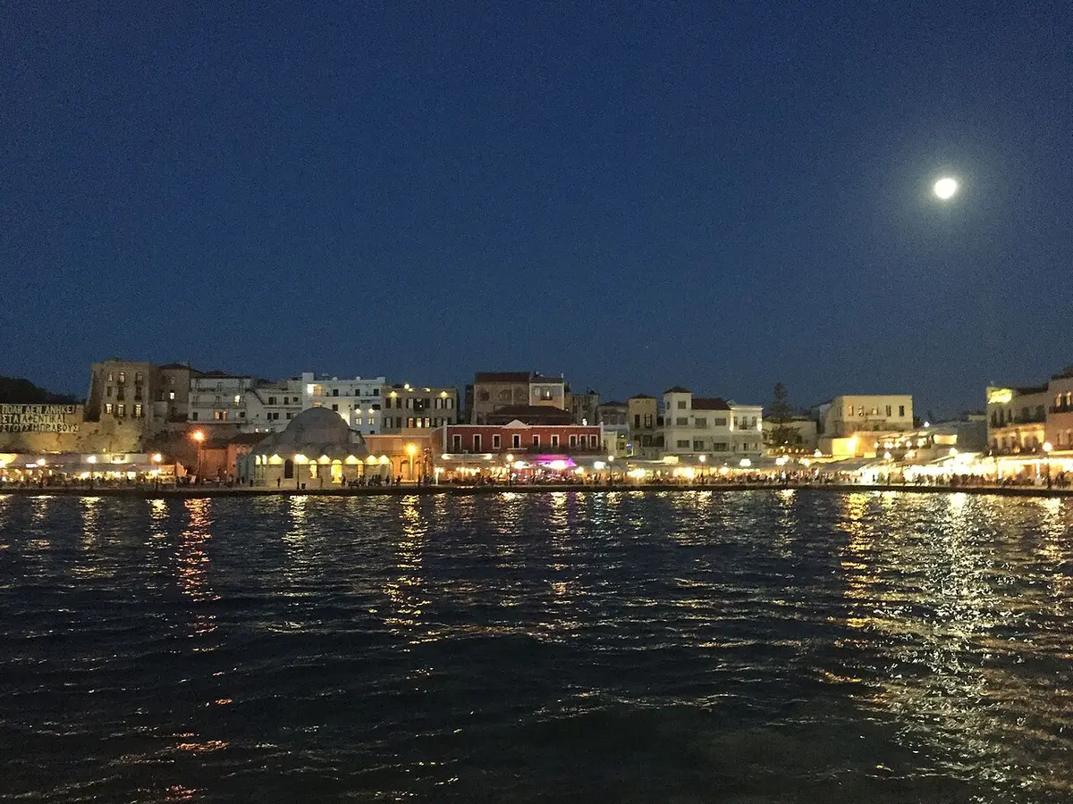 Den venetianska hamnen i Chania på kvällen