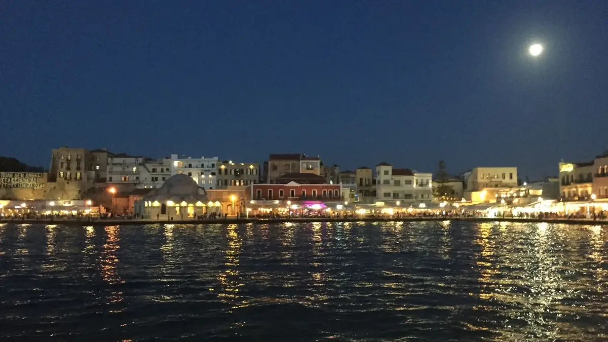 Gamla hamnen i Chania på kvällen