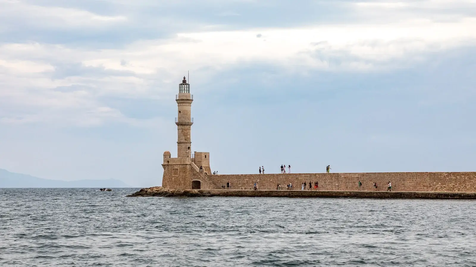 Promenadvänlig miljö vid gamla hamnen i Chania