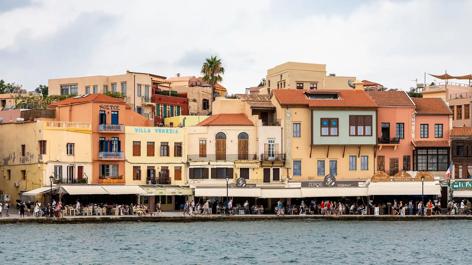 Restaurangrad vid hamnen i Chania