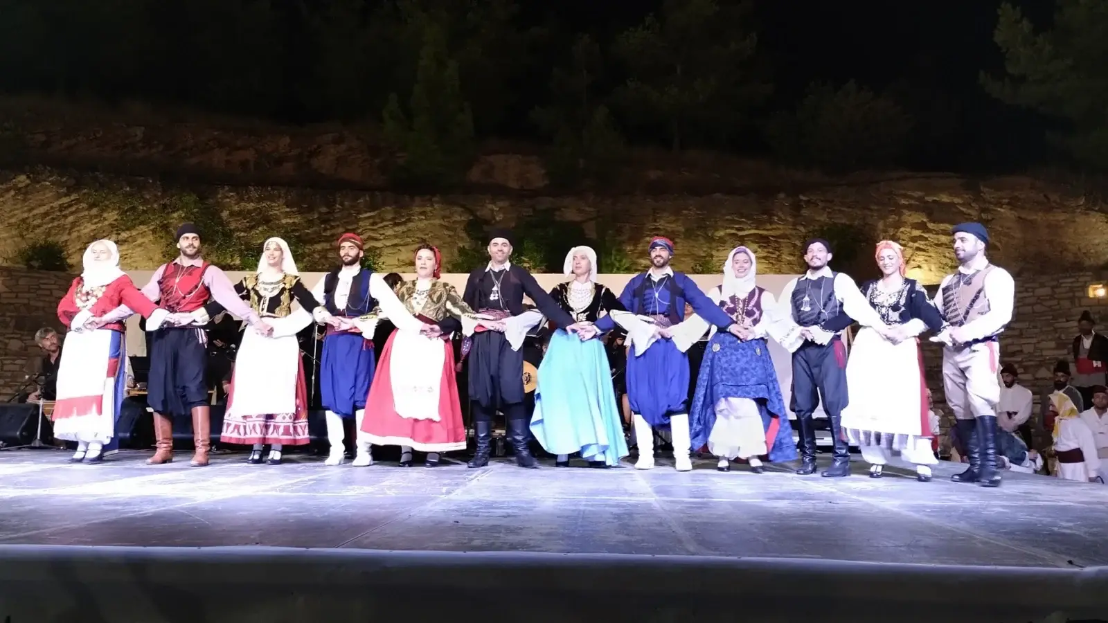 Dansare i traditionella kretensiska dräkter