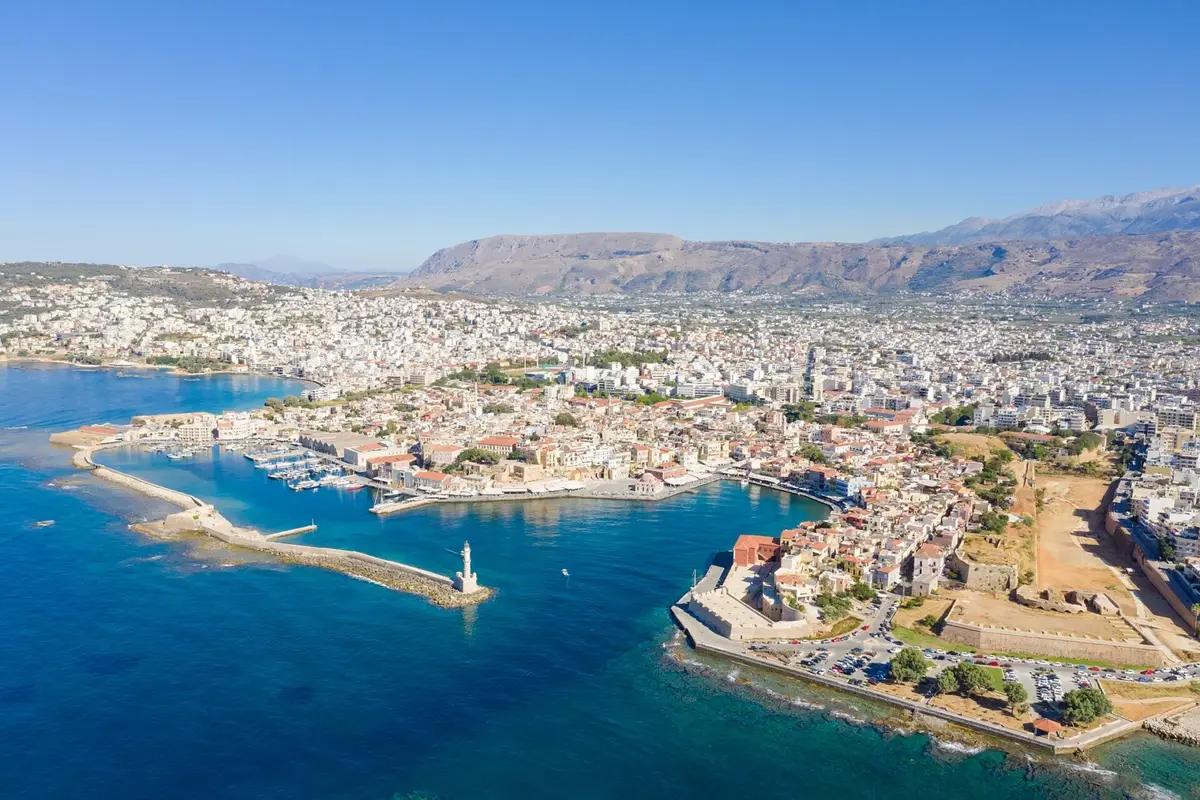 Flygvy över den venetianska hamnen i Chania