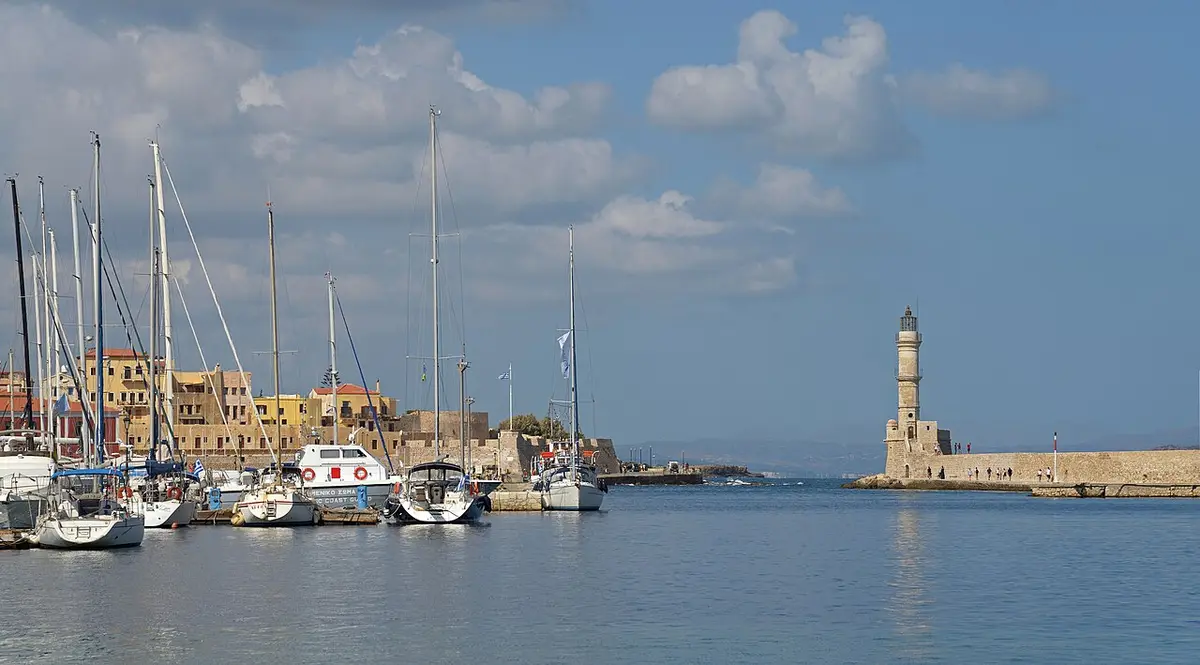 Venetianska hamnen och fyren i Chania på Kreta